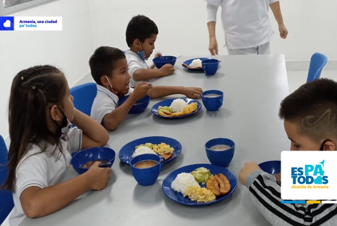 Alrededor de 7.000 estudiantes de Armenia empezaron a recibir complemento alimentario tipo almuerzo del PAE