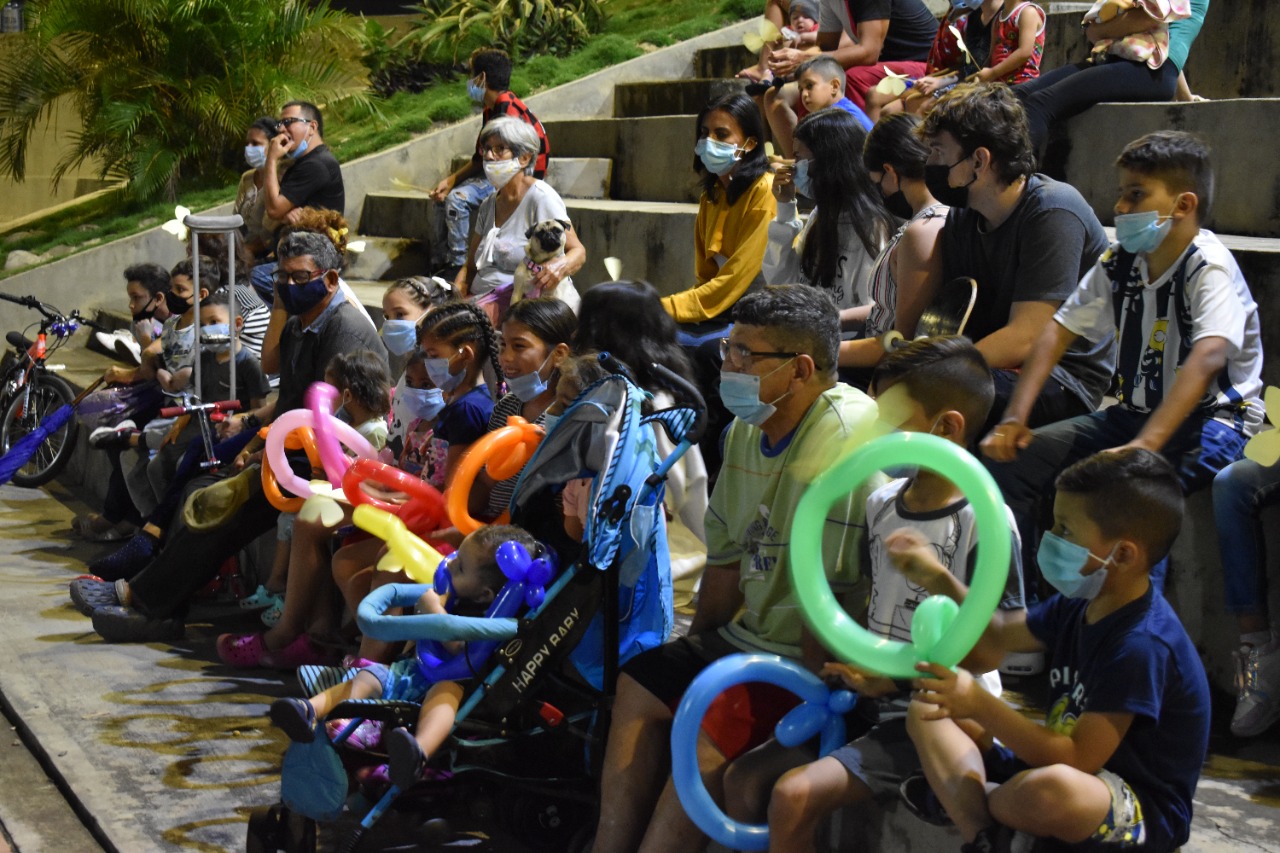 LAS LUNADAS LITERARIAS LLEGARON HASTA EL BARRIO EL CONTENTO PARA INCENTIVAR LA LECTURA Y LA ESCRITURA »