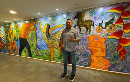 Muralista colombiano ganador de un récord Guinness realizó conversatorio y pintó un mural en Palmira 