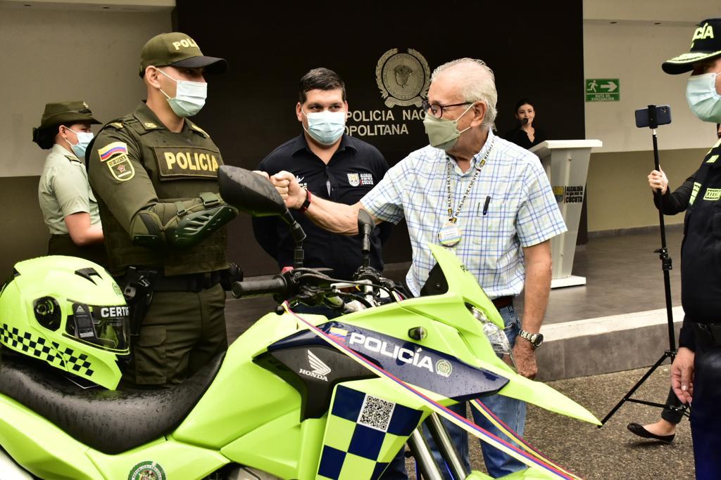 ALCALDE JAIRO YÁÑEZ ENTREGÓ 26 MOTOCICLETAS A LA POLICÍA Y EL EJÉRCITO, PARA FORTALECER LA SEGURIDAD DE LOS CUCUTEÑOS »