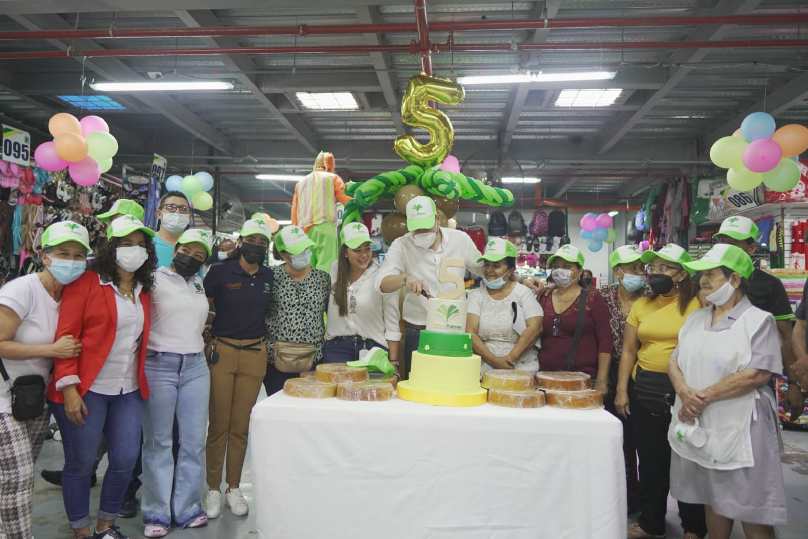 Alcalde Óscar Escobar visitó a los comerciantes y emprendedores del centro comercial Villa de las Palmas