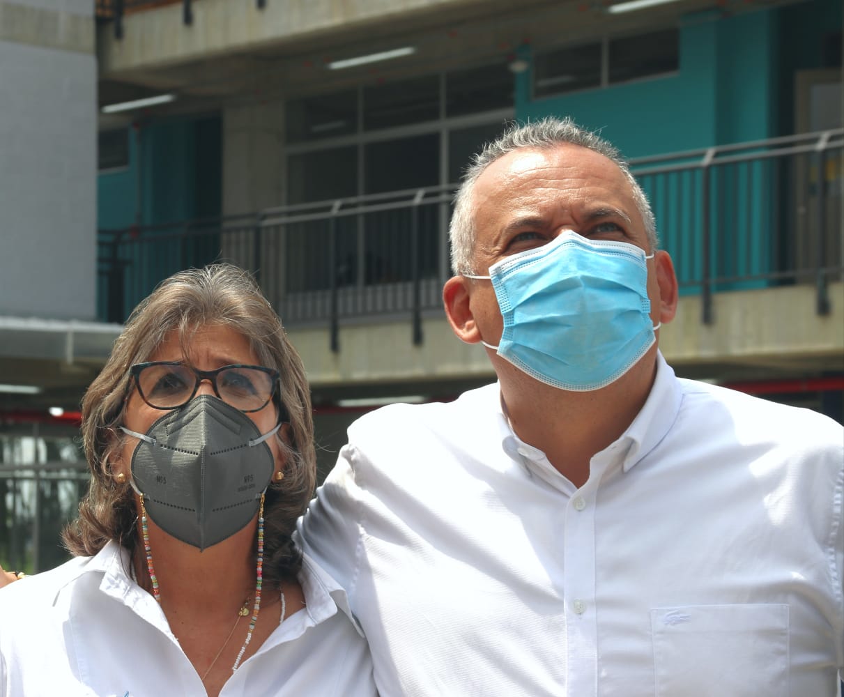 Alcalde y Secretaria de Educación exponen en Perú experiencia exitosa de regreso a la presencialidad