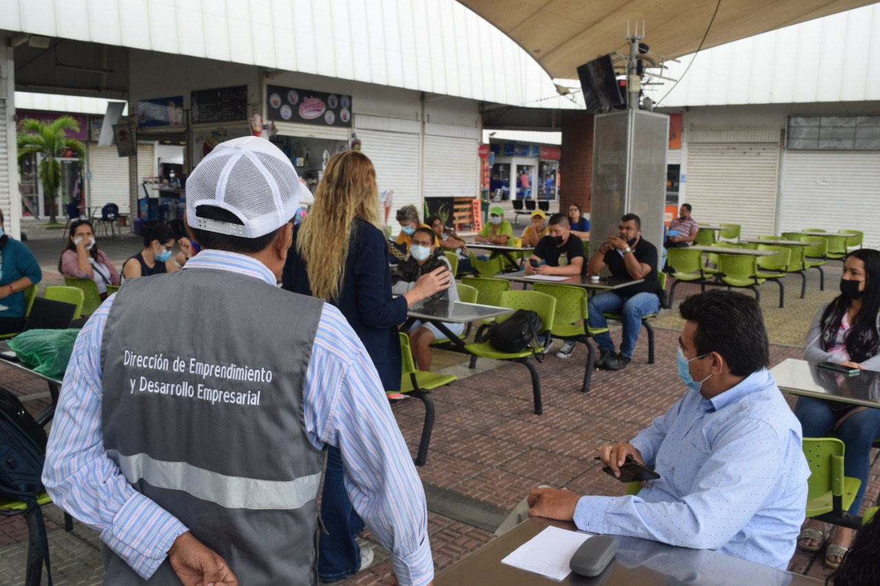 Comerciantes del centro comercial El Sembrador recibieron una charla sobre los programas de la Dirección de Emprendimiento