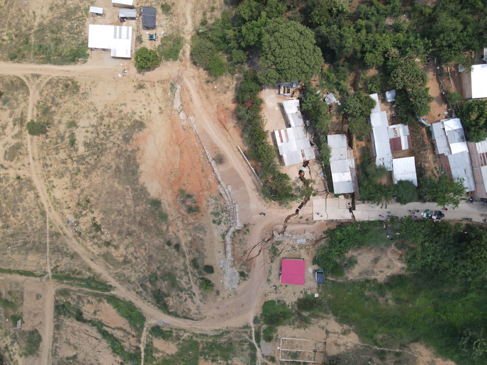 ALCALDÍA ATIENDE EMERGENCIA GENERADA EN LA ERMITA POR HUNDIMIENTO DEL TERRENO »