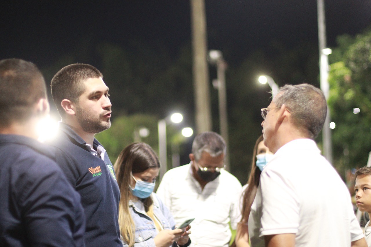 Alcalde y líderes comunitarios encendieron la iluminación del Polideportivo de Santa Ana