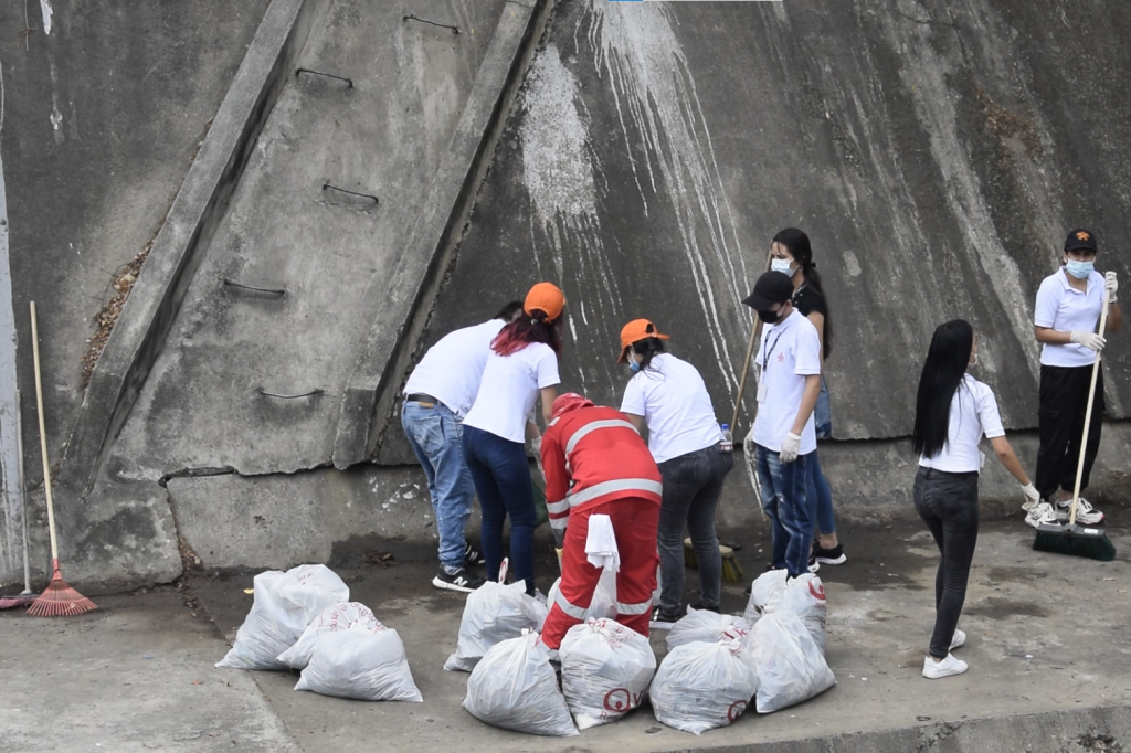 REMUEVEN 4 TONELADAS DE BASURAS DEL CANAL BOGOTÁ »