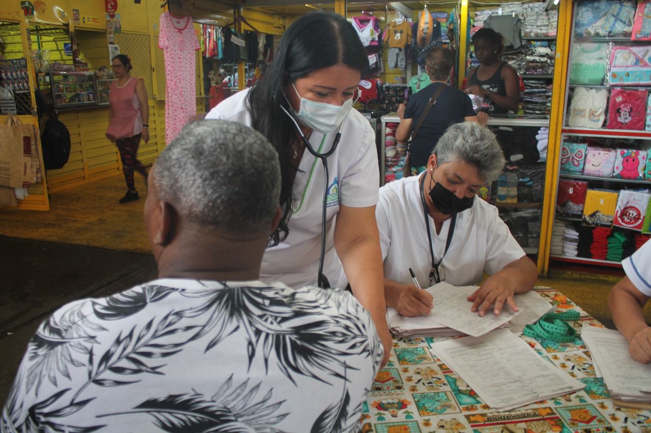 Comerciantes de la Galería Central participaron en la campaña de prevención de la hipertensión