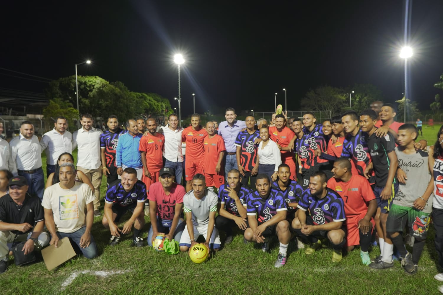 El alcalde Óscar Escobar entregó la nueva iluminación del polideportivo de San José