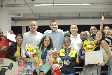 Gran recibimiento a los deportistas que participaron en el Mundial de Pesas en Grecia
