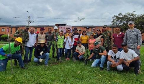 La administración municipal realizó la siembra de más de 100 árboles en la Urbanización Molinos 100