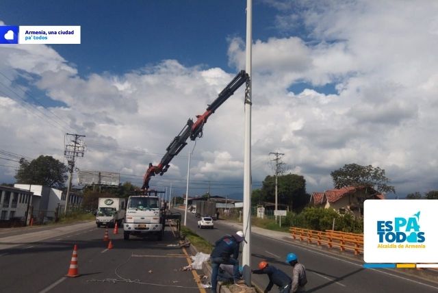 Tras gestiones del alcalde Ríos Morales, 60 postes de energía solar instala Invías en el corredor vial entre Armenia y el Aeropuerto