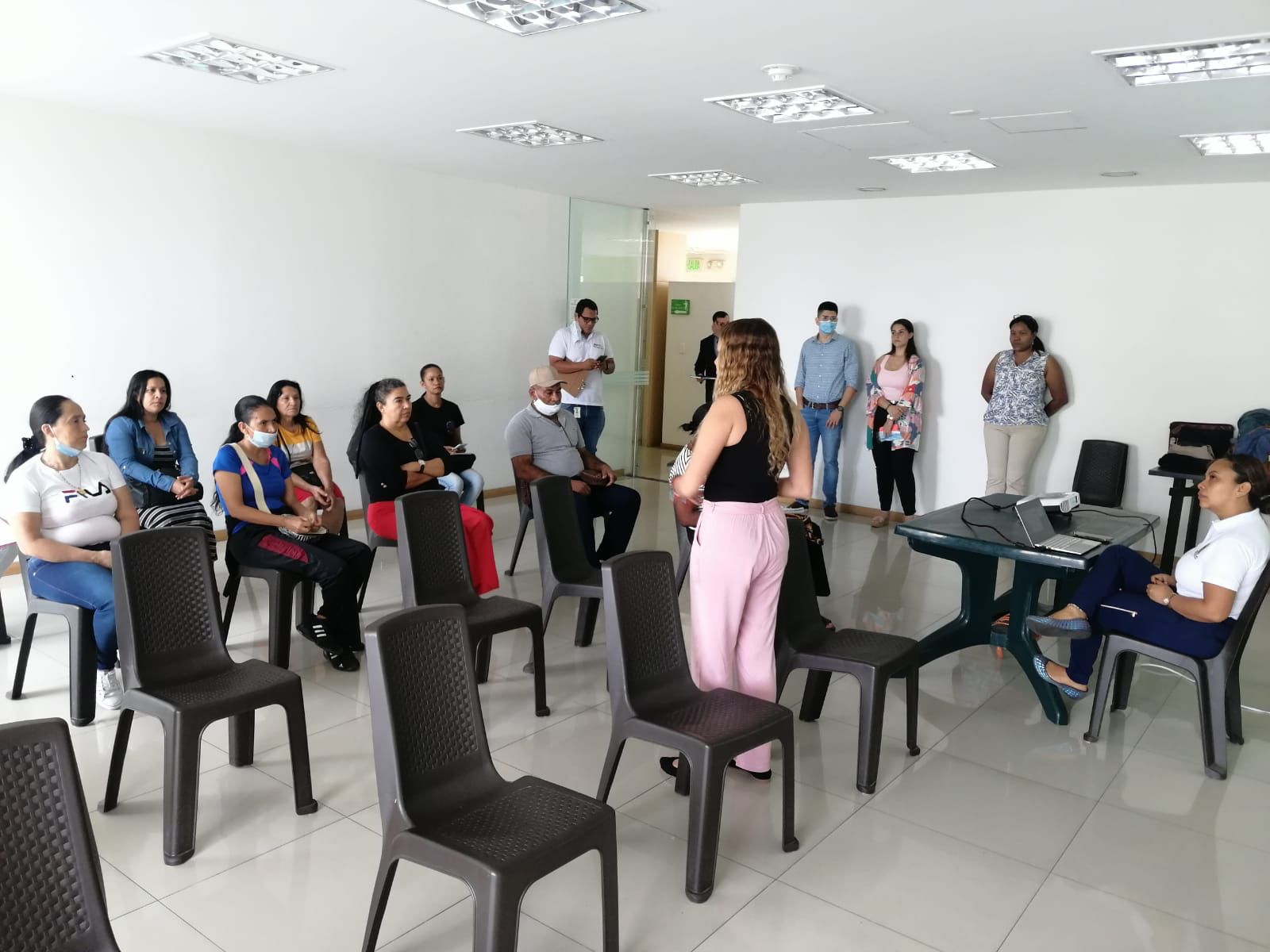 Empresarios gastronómicos de la Galería Central, capacitados en manipulación de alimentos