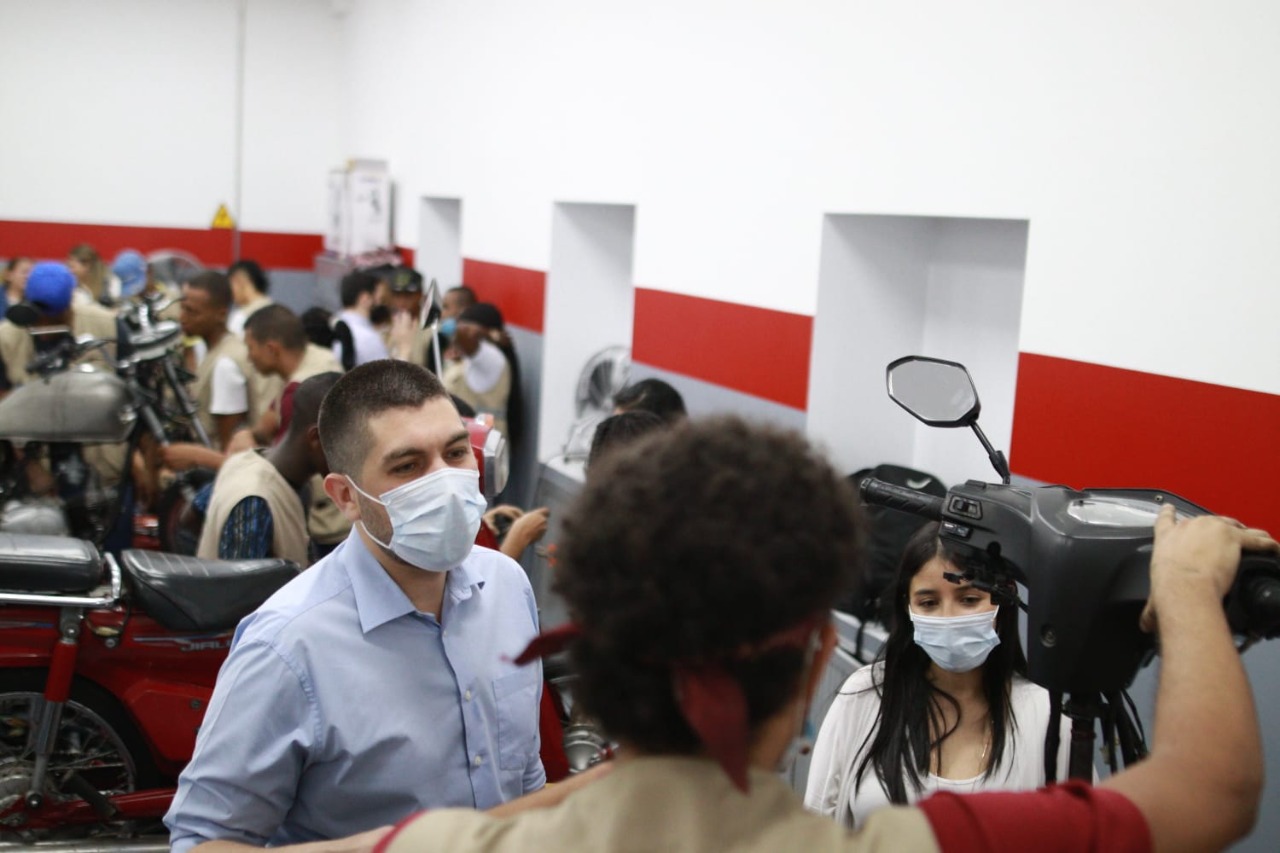 La estrategia PAZOS aleja a jóvenes de la violencia a través de curso en mecánica de motos