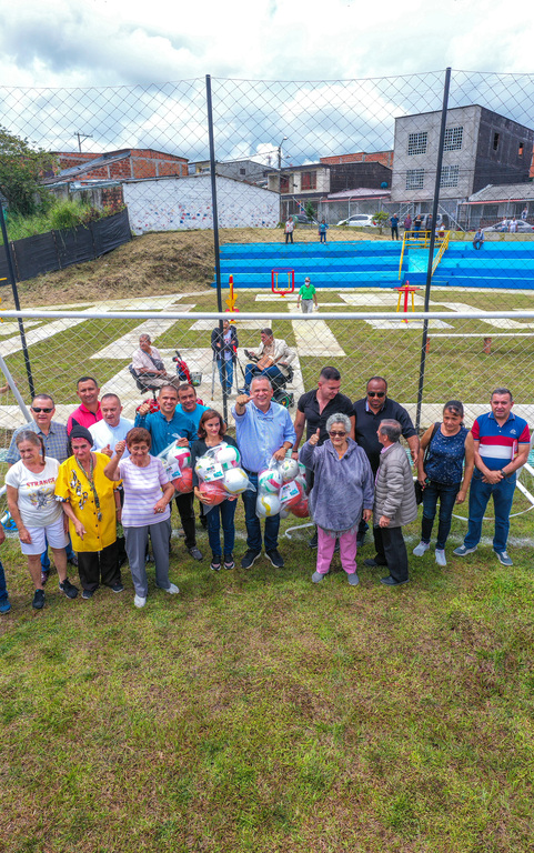 “La única forma en la que la gente empieza a confiar en lo público es con obras reales": alcalde en entrega de la cancha El Placer con inversión de más de $1.000 millones