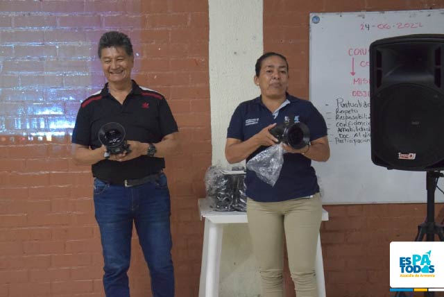 ¡Seguridad pa’ todos! Entregadas 20 alarmas en el Limonar, y hoy martes, 25 más en el barrio Zuldemayda