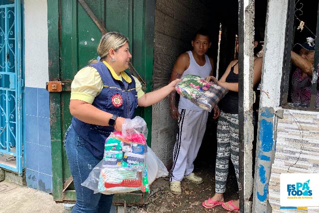 Alcaldía entregó ayudas humanitarias a la familia afectada por el incendio en Nuestra Señora de la Paz