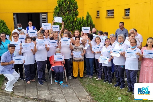 Secretaría TIC graduó 60 estudiantes del programa adulTICos