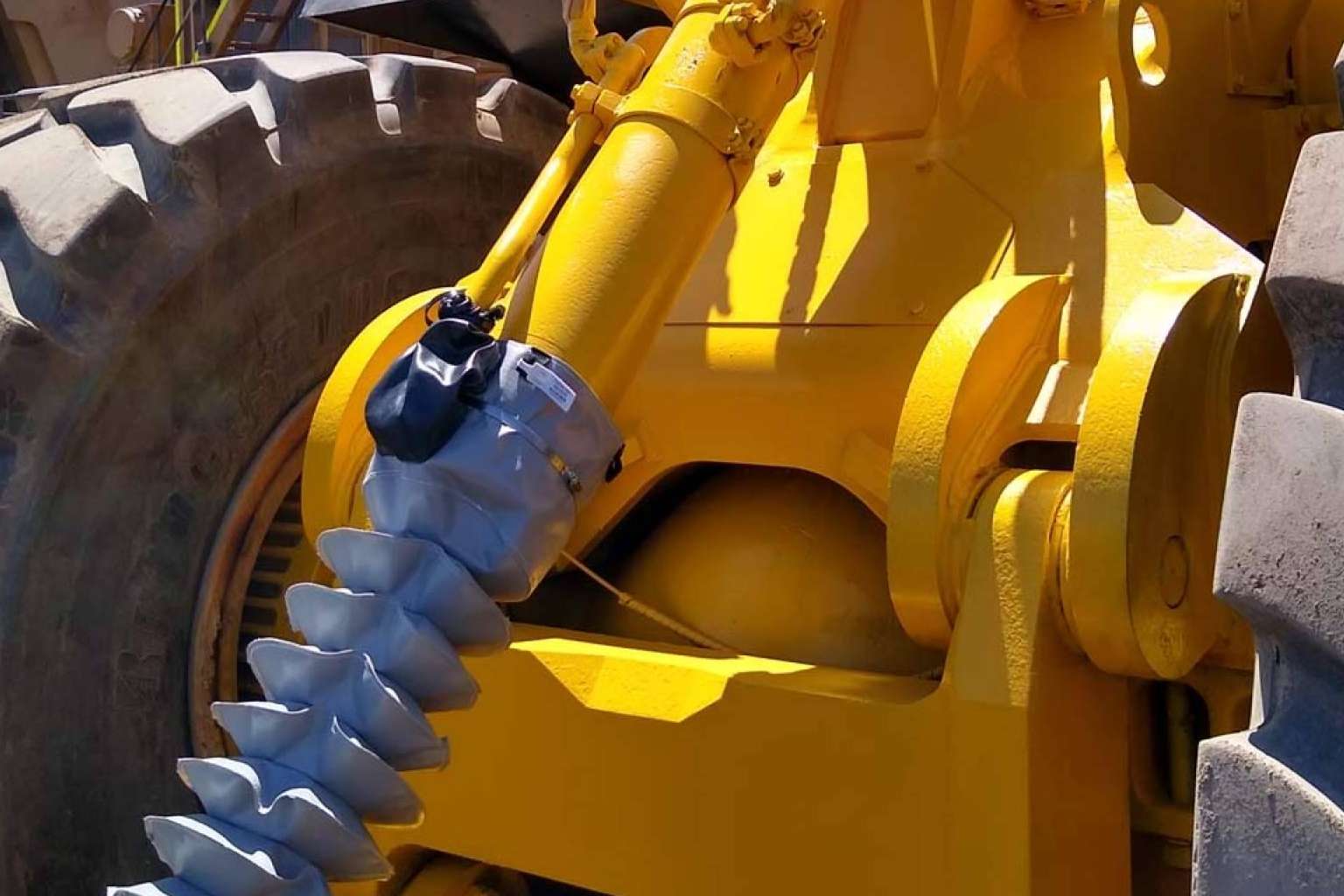 Mantener y extender la vida útil de los cilindros hidráulicos con Fuelles