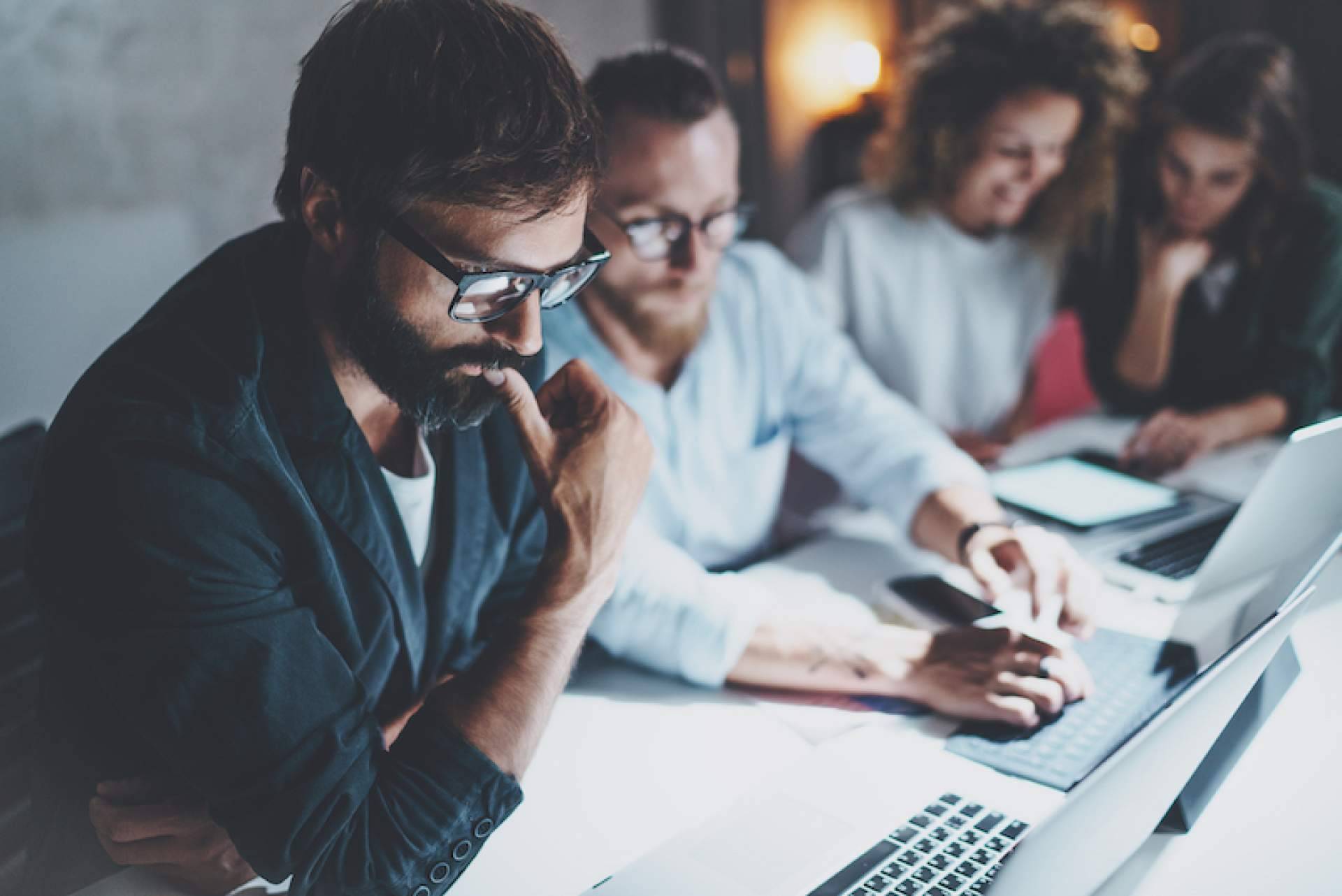 Diferencias entre expertise técnico y de negocio en marketing digital, con Müller y Perez Marketing y Perfomance