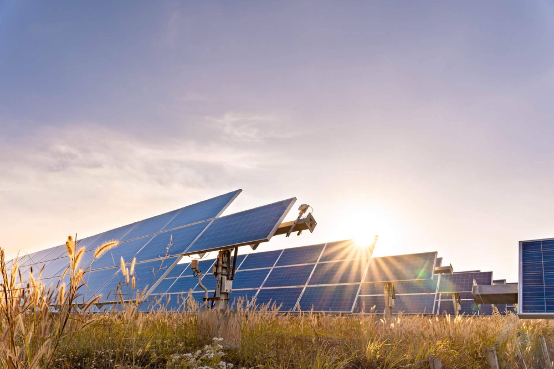 El impacto socioeconómico de la transición a energías renovables en economías emergentes