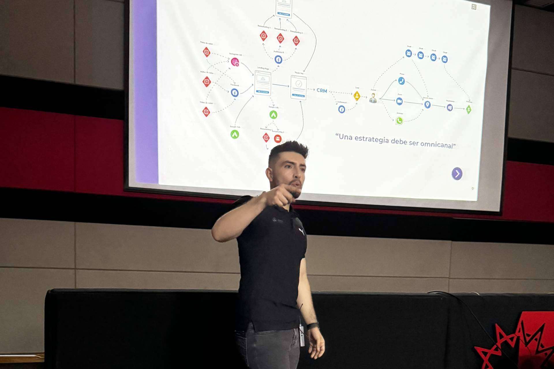 El colombiano que está transformando el crecimiento empresarial con el marketing digital