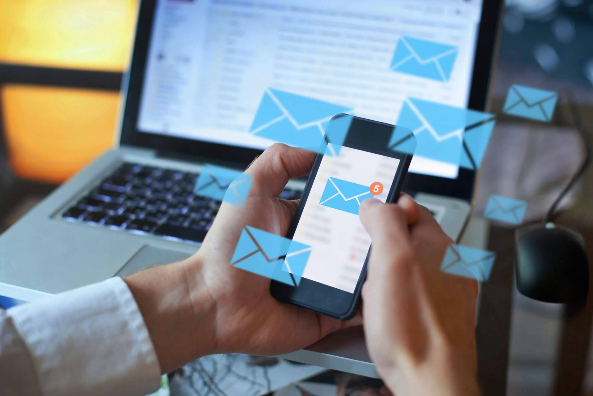 WhatsApp vs SMS; ¿Cuál es la mejor opción para enviar mensajes masivos a clientes y leads?